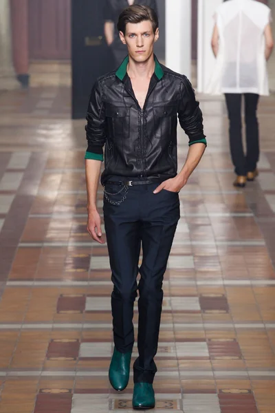 Look 17